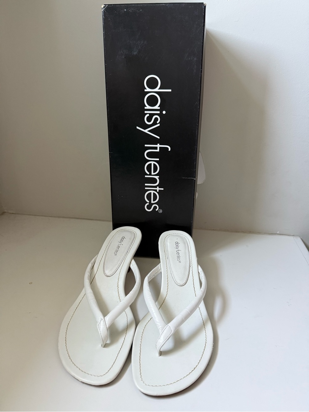 Daisy Fuentes White Thong Sandal Flip Flops with hell including box, 7M.